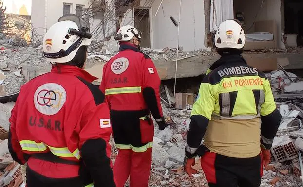 El grupo de rescate del bombero de Almería en Turquía salva a una niña y a su madre: «Esto nos da moral»
