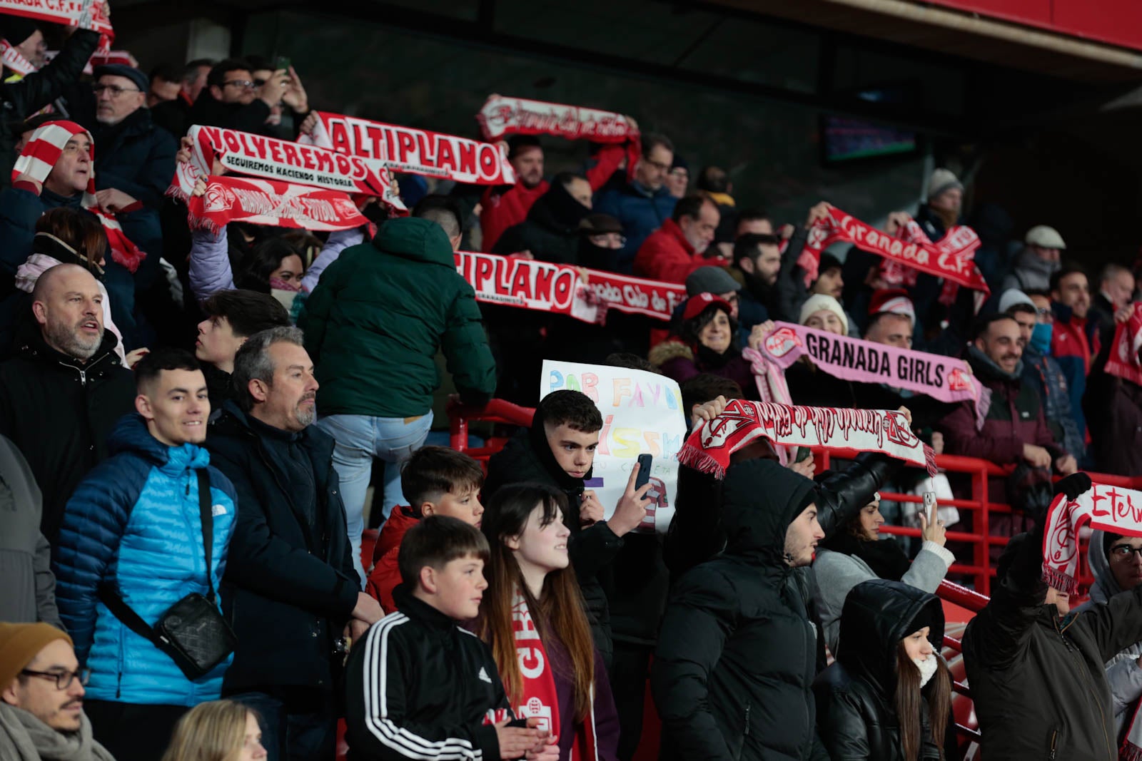 Encuéntrate en la grada de Los Cármenes en el Granada-Tenerife