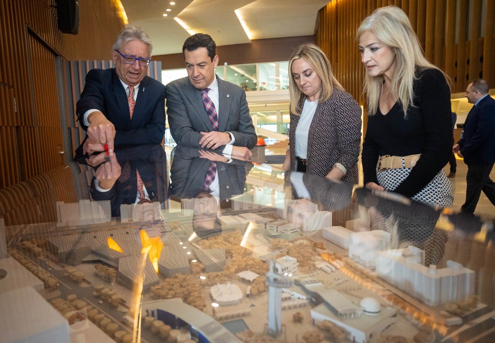 Así fue la visita de Juanma Moreno al Parque de las Ciencias de Granada