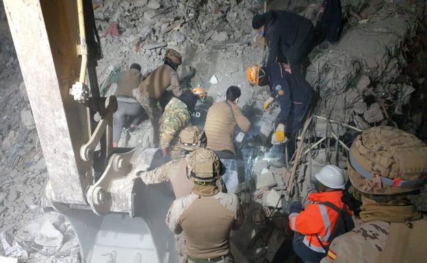 El rescate de un anciano y un niño por parte de militares de Motril en Turquía