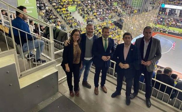 La marea amarilla «da color y hace vibrar a Granada» en la final de la Copa de España