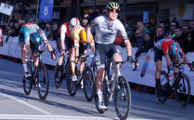 Moschetti, contra viento y marea, conquista la Clásica de Almería