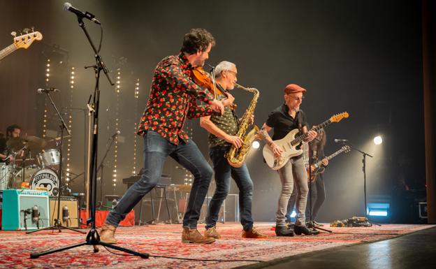 Fito & Fitipaldis ofrecen más de dos horas de concierto ante un auditorio entusiasta