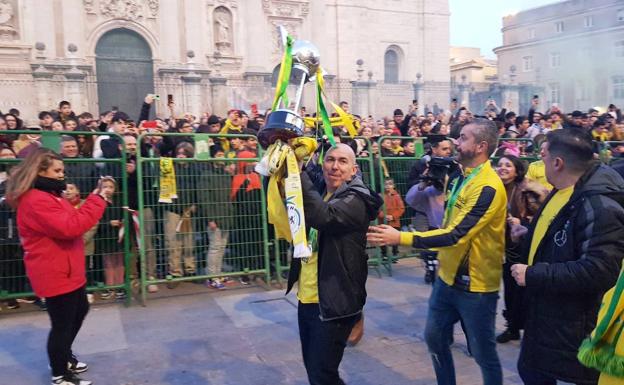 La marea amarilla recibe en la calle a los 'conquistadores' de Granada