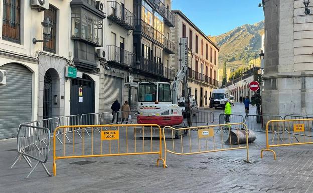 Cortada al tráfico la Plaza Santa María para reponer el adoquinado