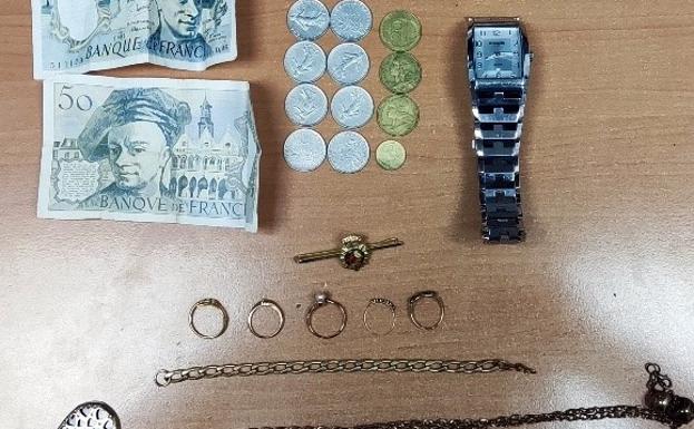 Cazan in fraganti a un encapuchado mientras robaba en una casa de Alcolea joyas y dinero en efectivo