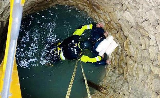Salvan a un hombre de 70 años de Torredelcampo que se había caído a un pozo