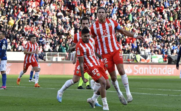 El Almería marca más goles en la primera parte, pero pierde 'el control' en la segunda parte