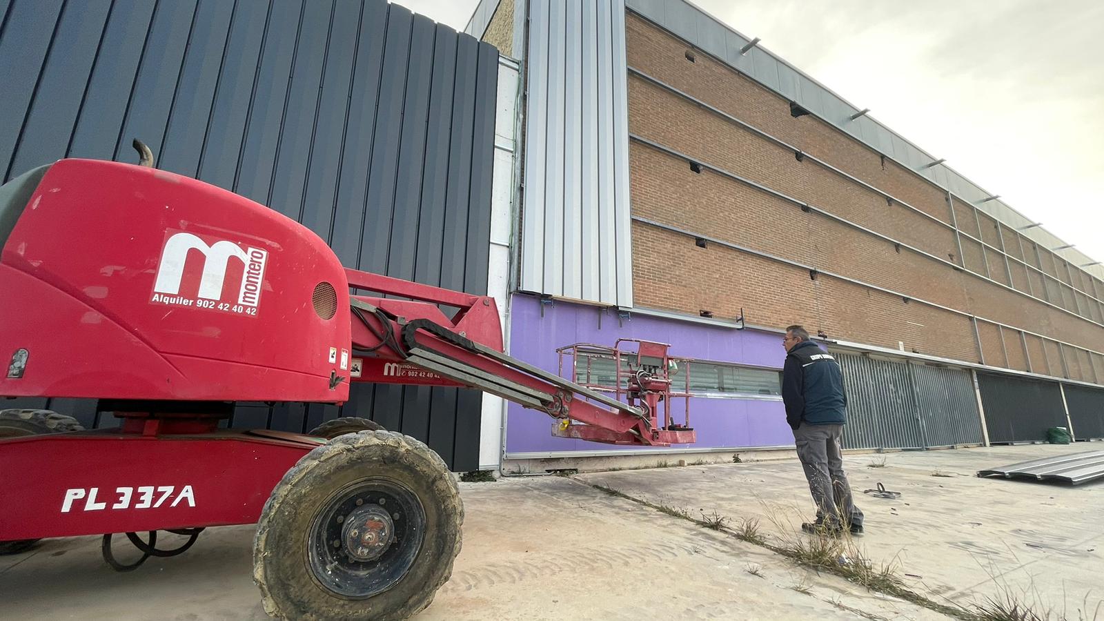 Instalación de los listones metálicos para el revestimiento exterior del estadio de La Victoria