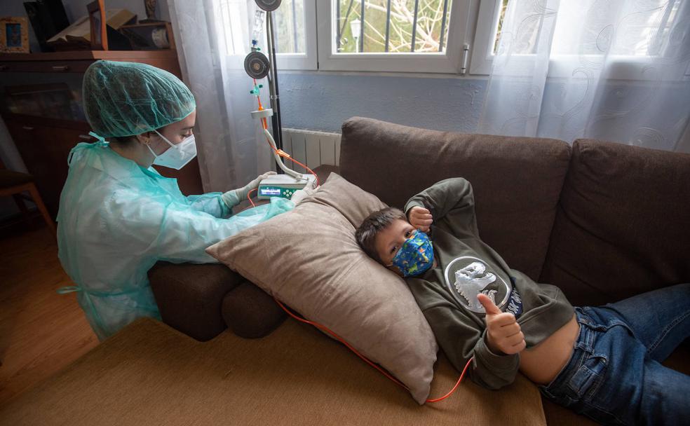 Quimioterapia a domicilio en Granada para niños: «Puedo estar leyendo en mi sofá»