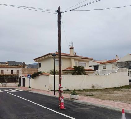 La ELA de Carchuna dice que la obra no ha terminado para justificar que el poste obstaculice la calle