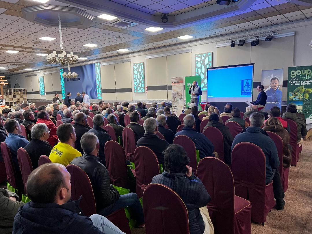 Las exigiencias de la nueva PAC y las dudas que genera reúne a 300 agricultores de Martos en asamblea