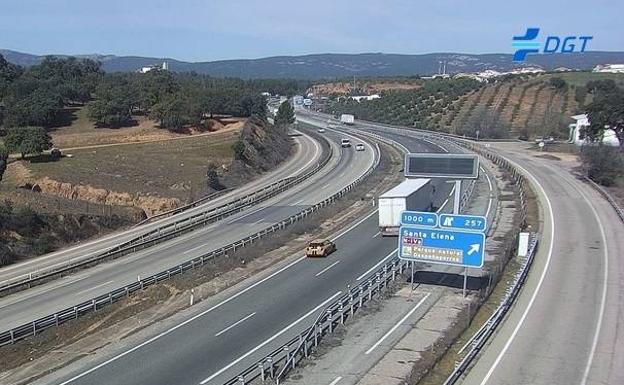 Cortan carriles en la A-316 y en la A-4 por el mal estado de la vía y por el vuelco de un camión