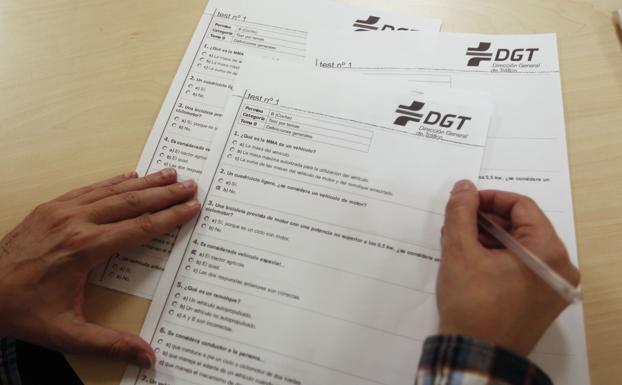 Denunciada una examinadora de Tráfico de Almería acusada de tratar como mujer a un chico trans