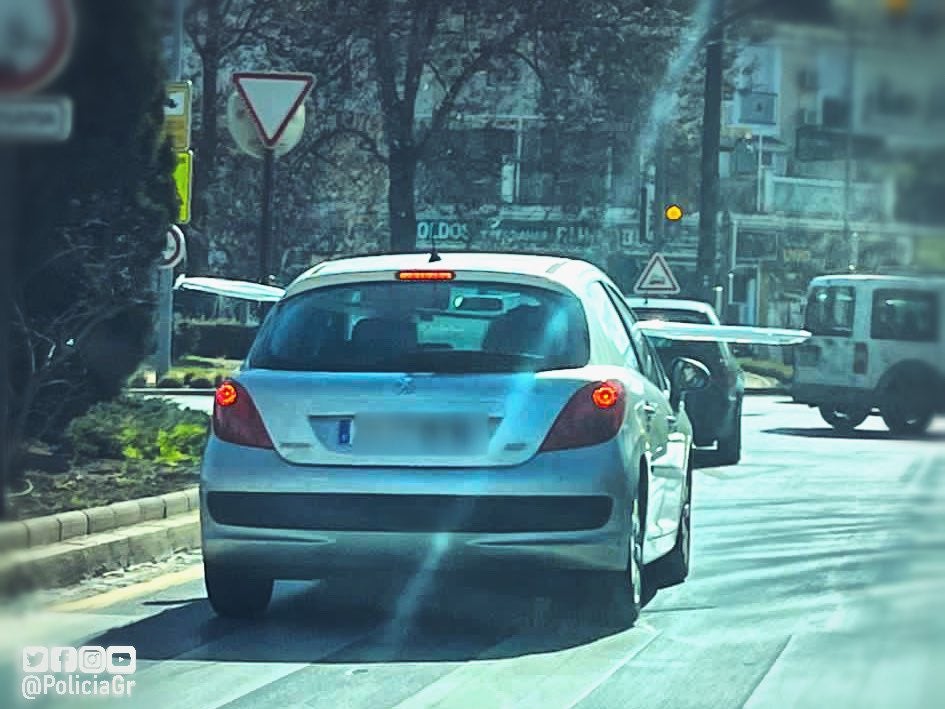 Cazado en Granada cuando circulaba con un listón de aluminio que sobresalía por las ventanillas