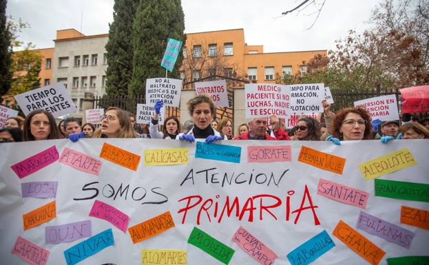 Un centenar de médicos y pacientes se concentran en Granada en defensa de la atención primaria