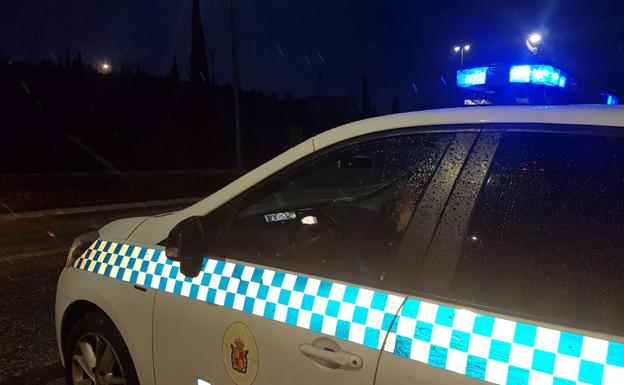Huye de la Policía Local de Jaén y termina empotrado contra varios coches aparcados