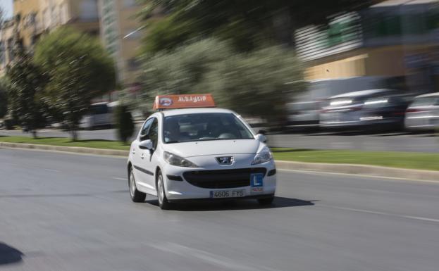 La examinadora de Tráfico denunciada por odio asegura que se dirigió al chico trans «por su DNI, como se hace con todos»