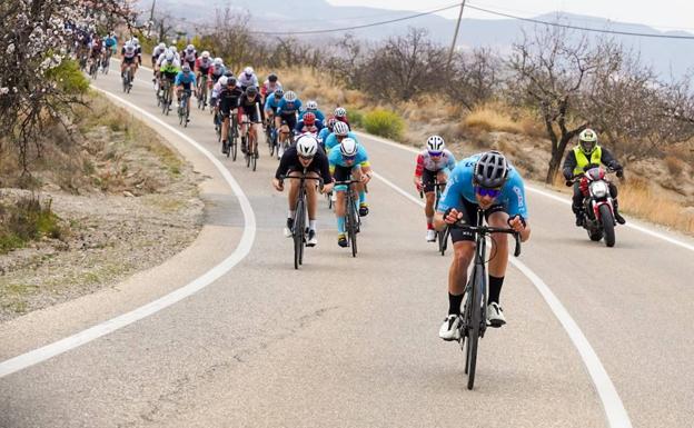 José Manuel Cayuela y Azahara Pozuelo ya mandan en la Vuelta a Almería