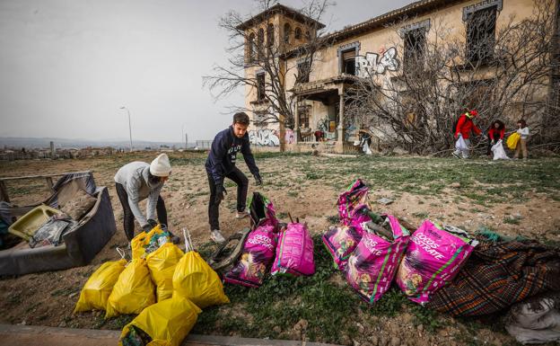Voluntarios sacan 300 kilos de basura del cortijo de los Cipreses para realzar su valor