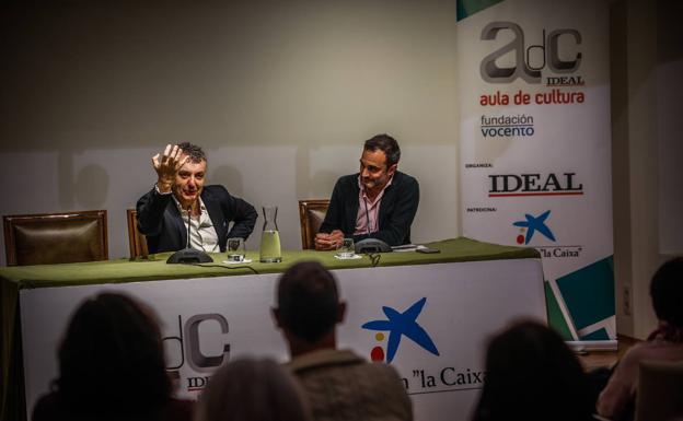 Manuel Vilas cuenta una historia de amor utópica en el Aula de Cultura