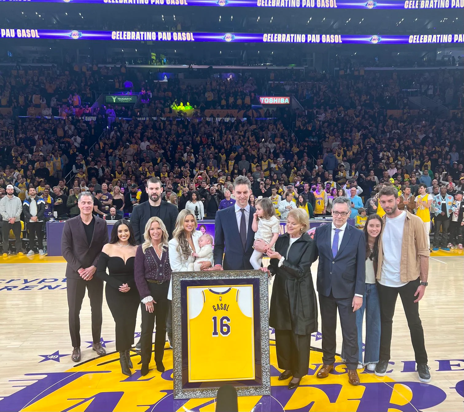 Las mejores imágenes del gran día de Pau Gasol: Lakers retira el '16'