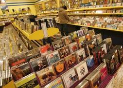 Interior de una tienda de discos en Vitoria. / Archivo/