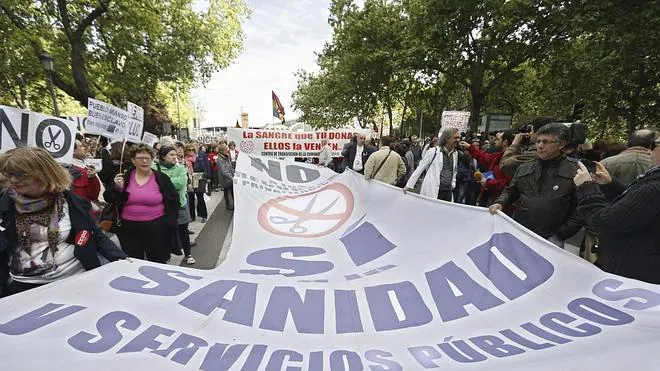 Madrid se abraza en una 'marea multicolor' en defensa de los servicios públicos