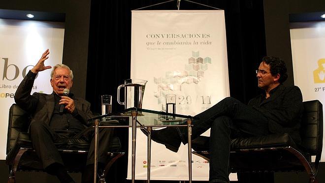 Un lector le rompe a Vargas Llosa uno de sus libros en plena charla