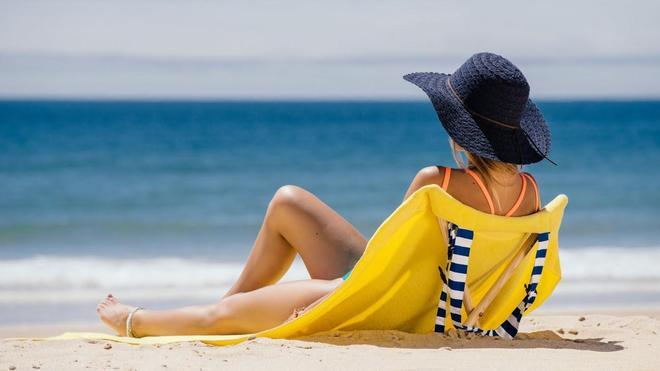 ‘Sun Seat’: una tumbona con una toalla y dos palos