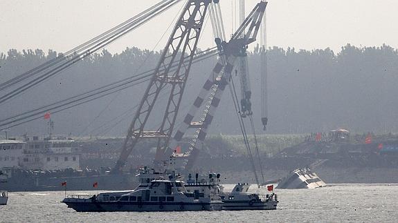 Enderezan el buque naufragado en el río Yangtsé para acceder a su interior