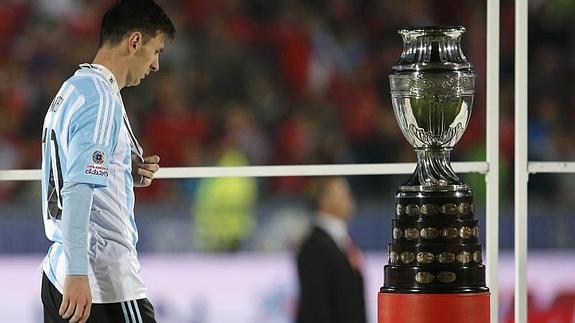 Messi sigue a la sombra de Maradona