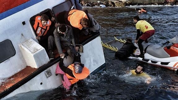 Mueren 22 refugiados, entre ellos 13 niños, en dos nuevos naufragios en el Egeo