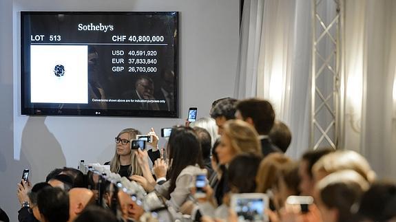 Subastado el diamante 'Blue Moon' por 40 millones de euros