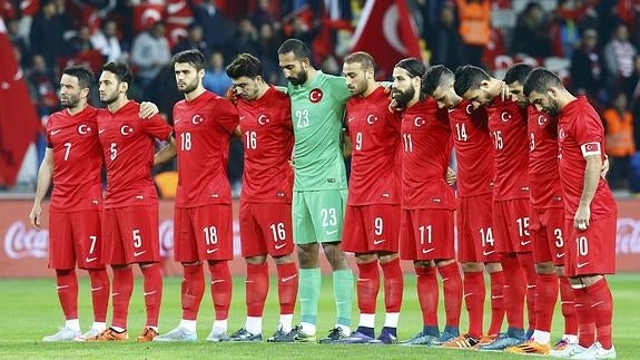 Gritos de 'Alá es grande' en el minuto de silencio por las víctimas de París en Turquía
