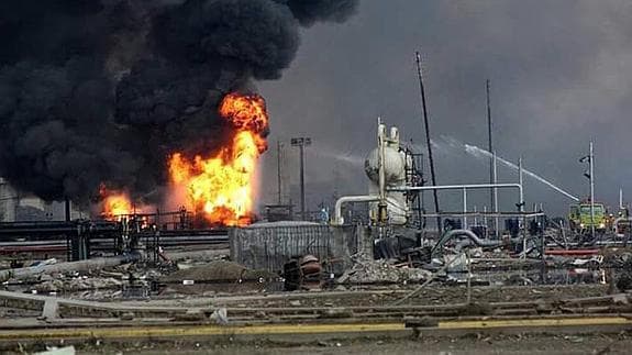 Una explosión en un complejo petroquímico de México deja tres muertos y 130 heridos