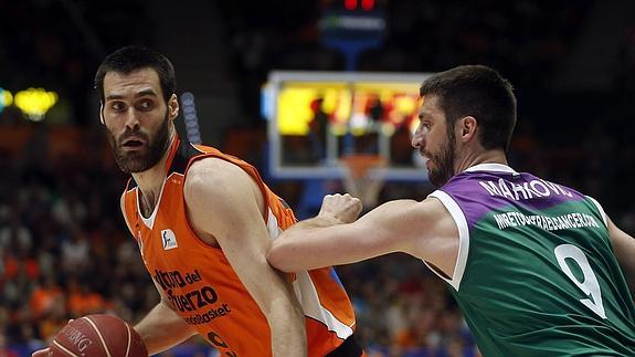 San Emeterio y Shurna pueden con Nedovic y dan al Valencia el primer triunfo