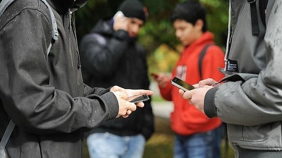 Los jóvenes quieren más a su smartphone que a sus amigos