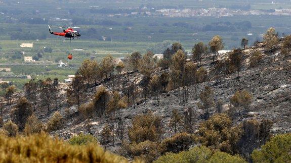 Dan por controlado el incendio de Carcaixent tras arrasar 2.200 hectáreas
