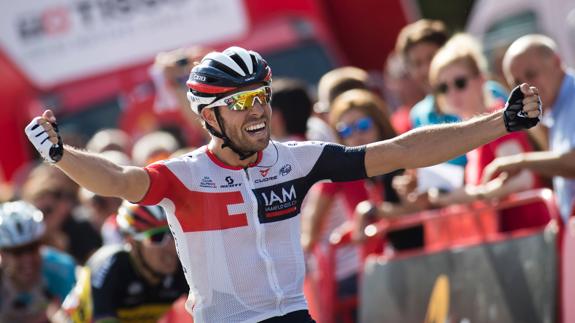 Van Genechten gana al esprint y Contador se fue al suelo