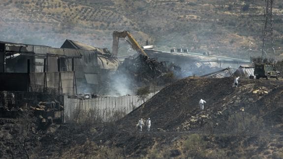 La planta incendiada en Guadalajara mezclaba sustancias peligrosas con escombros para trasladarlas a un vertedero