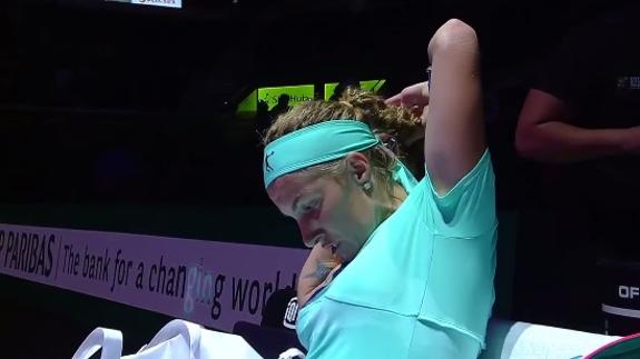 Kuznetsova se corta el pelo... ¡en pleno partido!