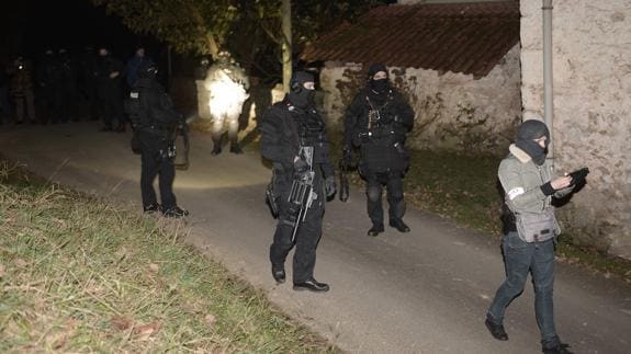 Trasladados a París los cinco arrestados en un depósito de armas de ETA