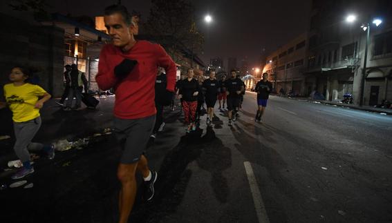 Los indigentes de Los Ángeles se transforman en 'los corredores de medianoche'
