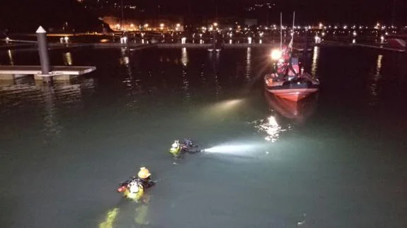 Fallecen dos jóvenes al caer su coche al mar en el puerto deportivo de Laredo