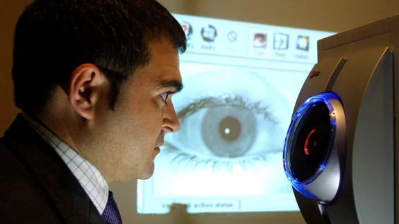 El dispositivo de visión artificial IRIS II, activado en el primer paciente español