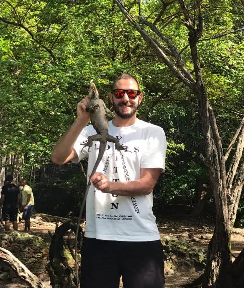 Benzema, denunciado por hacerse una foto con una iguana