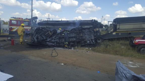 Mueren 18 niños y dos adultos en un accidente de transporte escolar en Sudáfrica