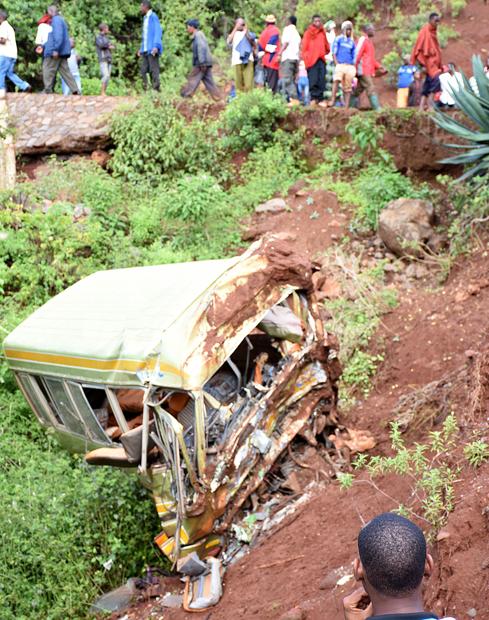 Al menos 32 escolares muertos al caer su autobús por un terraplén en Tanzania