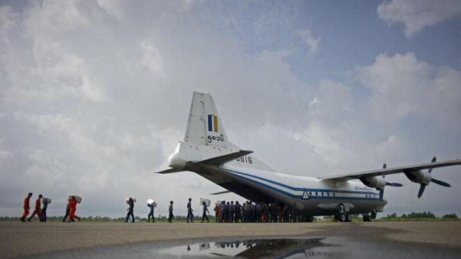 Hallan restos del avión birmano desaparecido con más de 100 personas a bordo